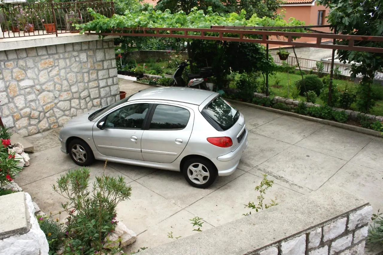Apartments With A Parking Space Novi Vinodolski - 5525
