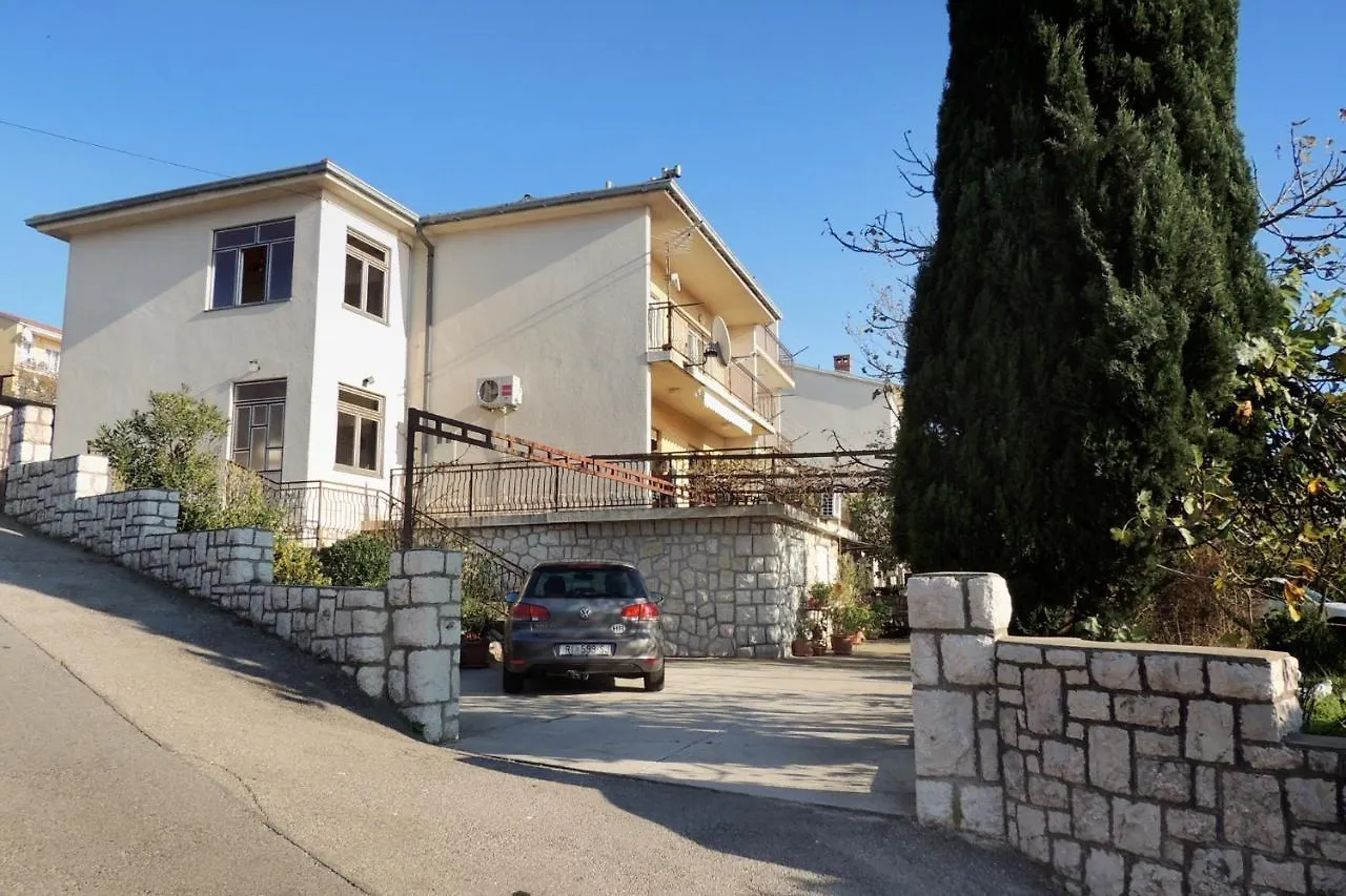 Apartments With A Parking Space Novi Vinodolski - 5525